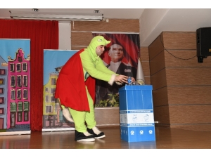 Çevre Konusuna Dikkat Çeken Oyunu Minikler İlgiyle İzledi