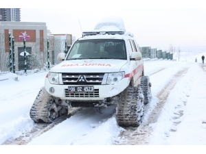 Paletli Ambulanslar Kar Çamur Dinlemiyor Gidilmesi Güç Yerlere Ulaşıyor