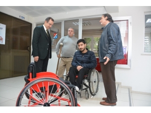 Milli Takım Hayali Kuran Oyuncuya Tekerlekli Sandalye Hediyesi