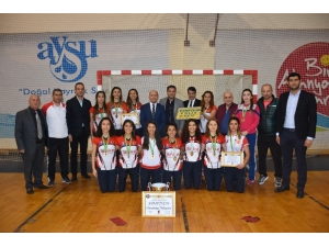 Vali Gül Süper Lig Şampiyonu Polisgücü’nü Kutladı