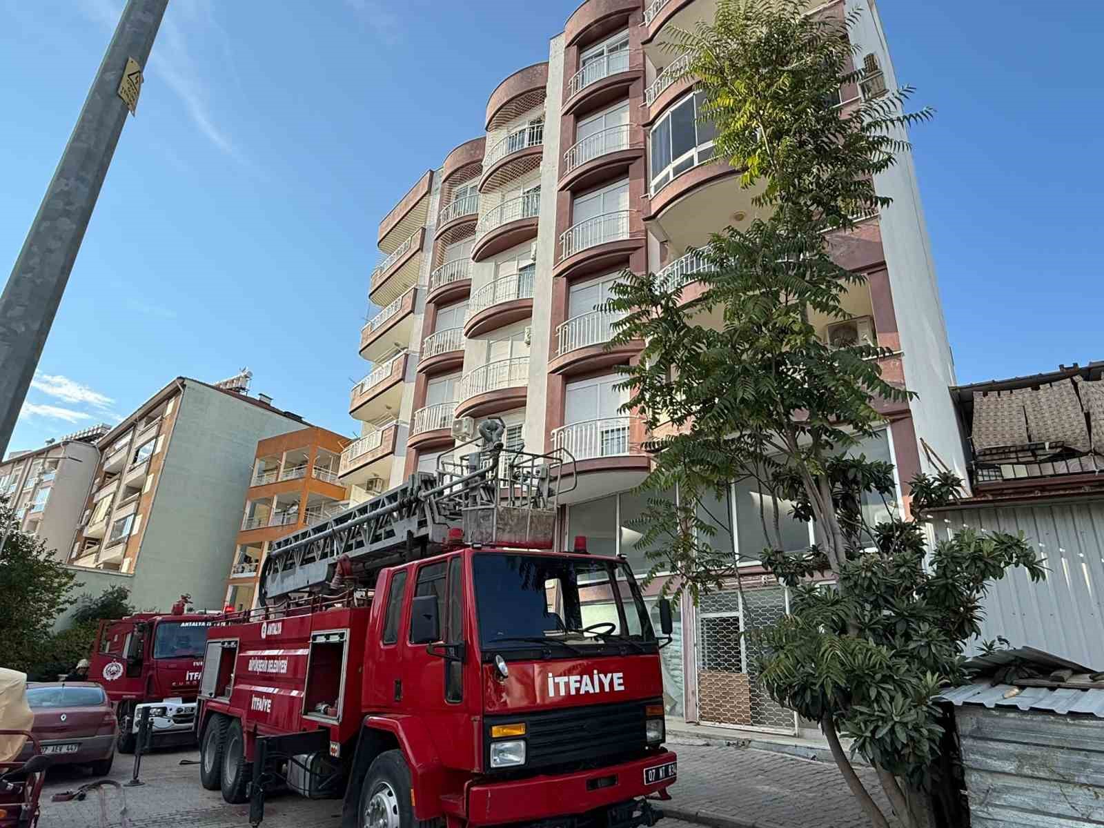 antalya-da-balkonda-cikan-yangin-korkuttu