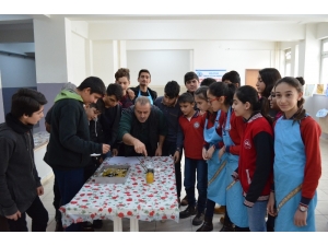 40 Yıl Önce Mezun Olduğu Okuldaki Öğrencilere Ebru Sanatını Öğretiyor