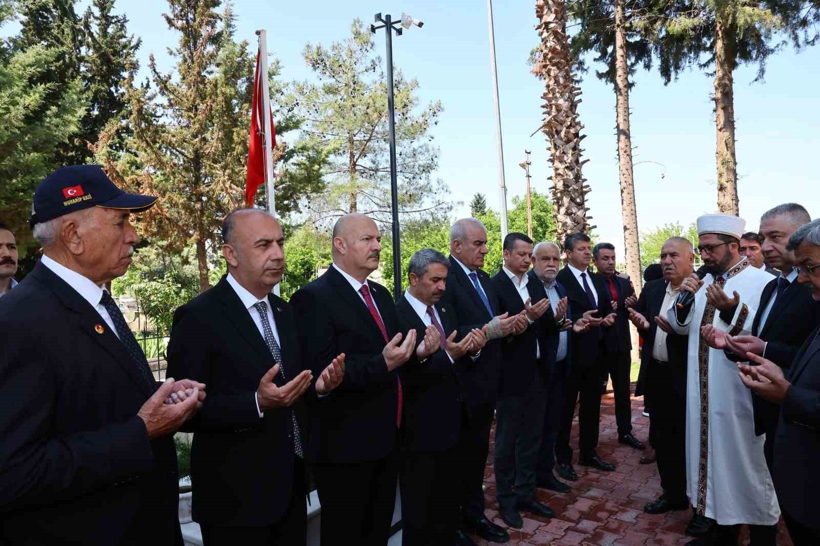 bayram-arifesinde-sehitlik-ziyaret-edildi