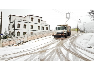 Başiskele’nin Yüksek Kesimlerinde Kar Mesaisi Başladı