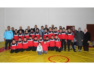 Şuhut Kaymakamlığından Güreş Ve Tekvando Kursiyerlerine Malzeme Yardımı