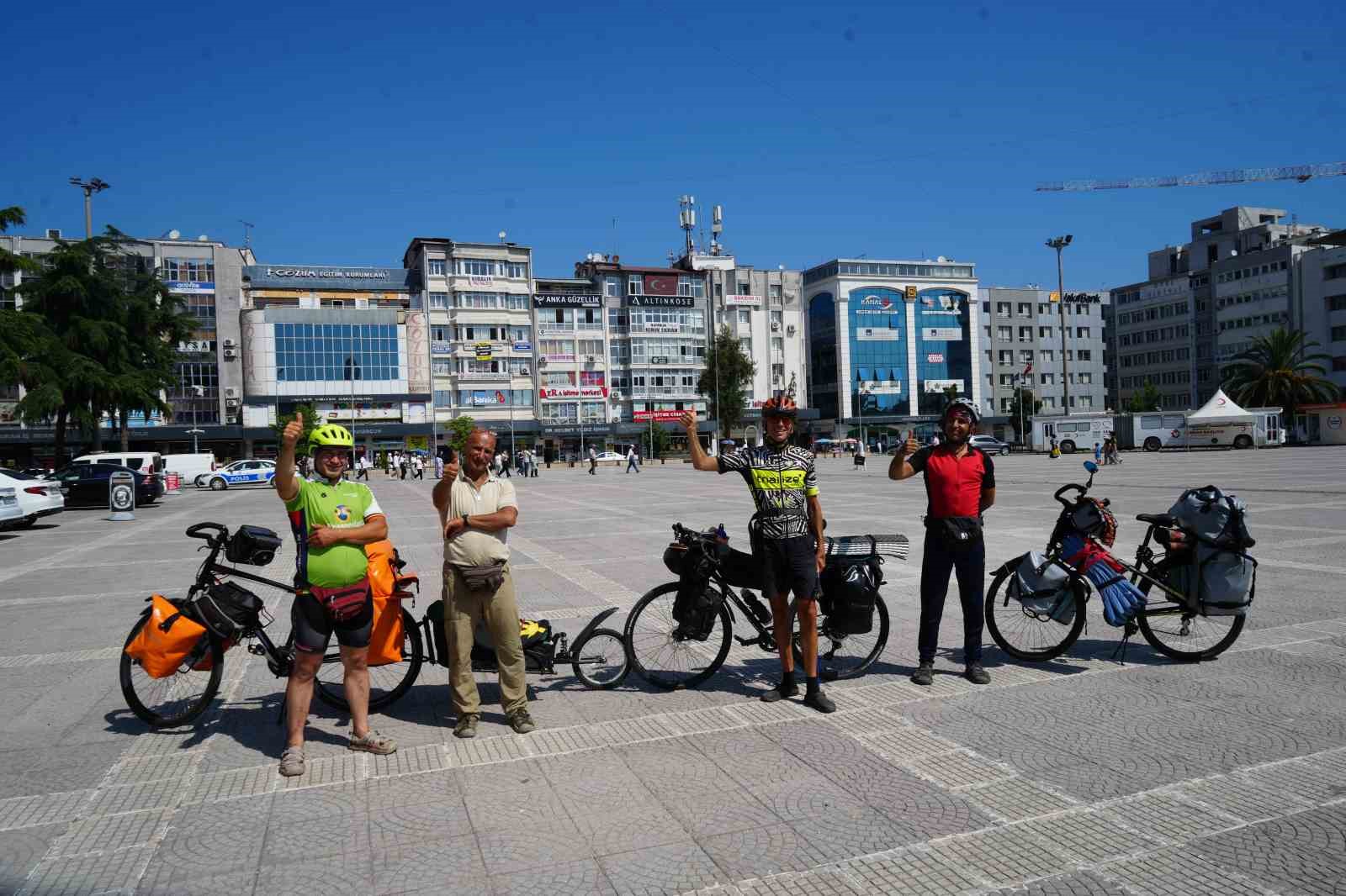 karadeniz-i-bisikletle-kesfettiler-turk-misafirperverligine-hayran-kaldilar
