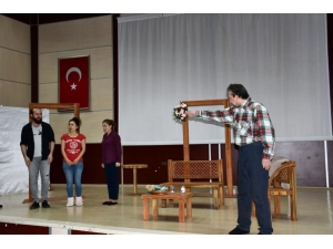 Gençlere Tiyatro İle Uyuşturucu Uyarısı