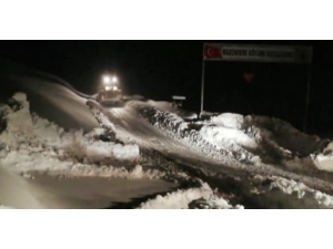 Kar Yağışı Köy Yollarını Kapattı