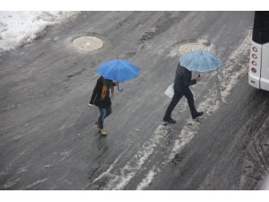 Bingöl’de Kar Yağışı Sevindirdi