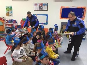 Antalya Polisinden Minik Öğrencilere Seminer