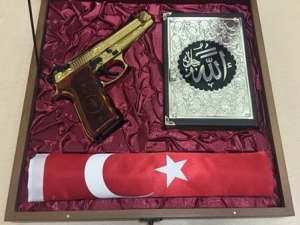 Bahçeli’nin Hediyesi Bakan Akar’ın Odasında Görüntülendi