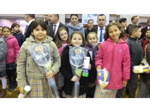 Öğrencilerin Spor Malzemesi Sevinci