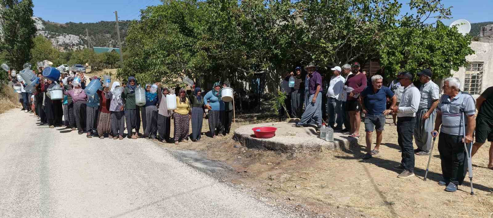 mersin-silifke-de-su-sikintisi-bidonlarla-su-tasiyan-koyluler-destek-istedi