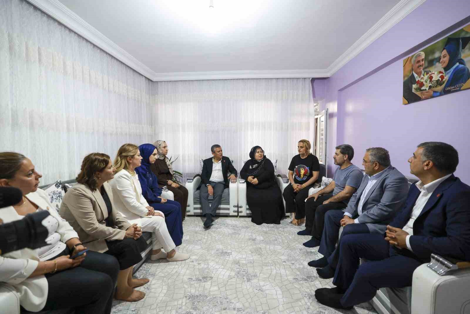 chp-grup-baskani-ozel-rojin-kabais-in-ailesini-ziyaret-etti