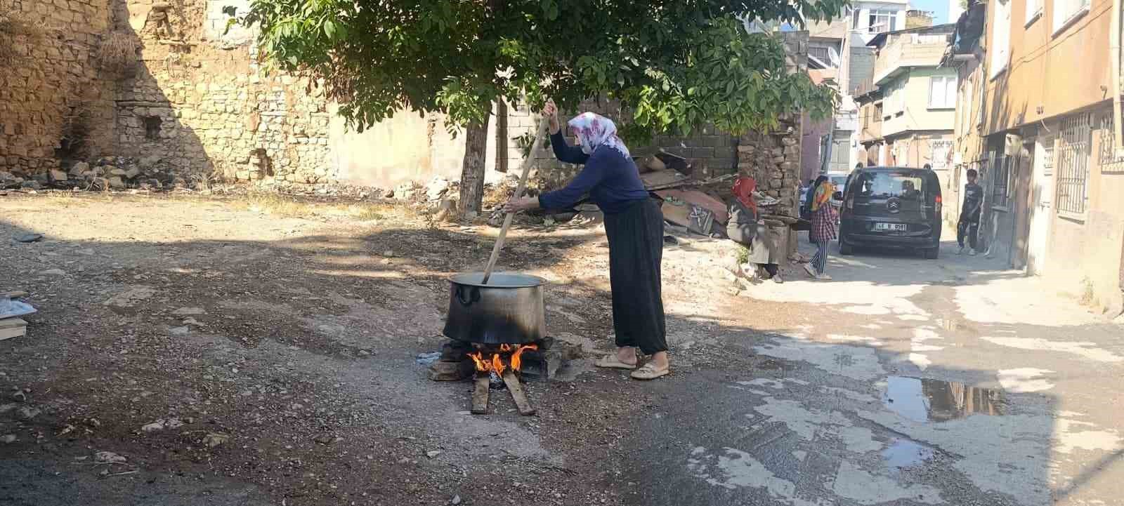 kahramanmaras-ta-mahalle-sakinleri-muharrem-ayinda-kazan-basinda-bulustu