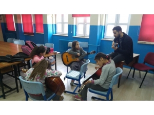 Gitar Ve Bağlama Kursuna İlgi
