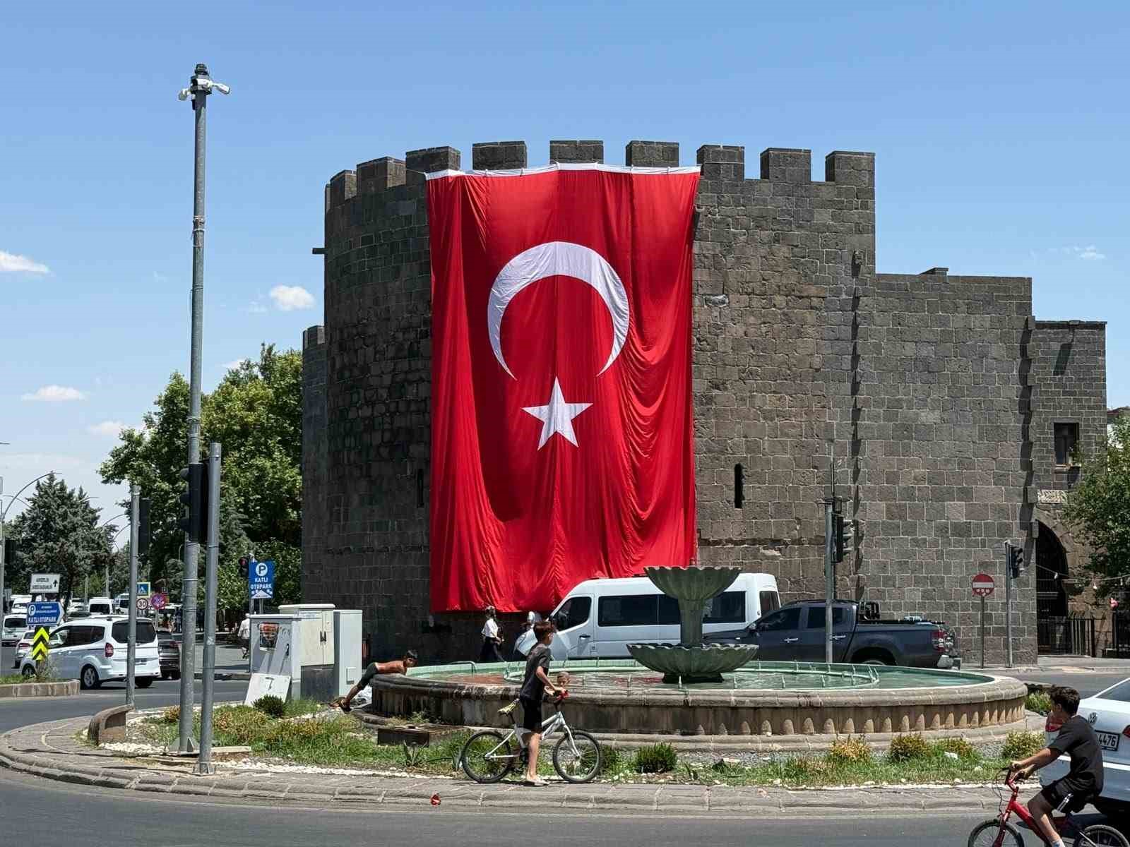diyarbakir-surlarina-dev-turk-bayragi-asildi