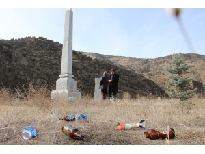 Şehit Anıtını Çöplüğe Çevirdiler