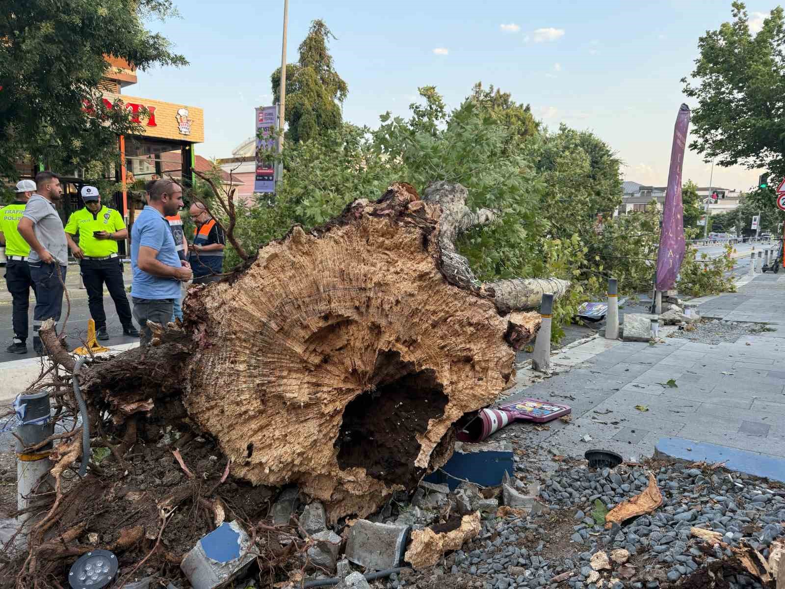 istanbul-da-kisa-sureli-etkili-olan-firtina-hasara-yol-acti