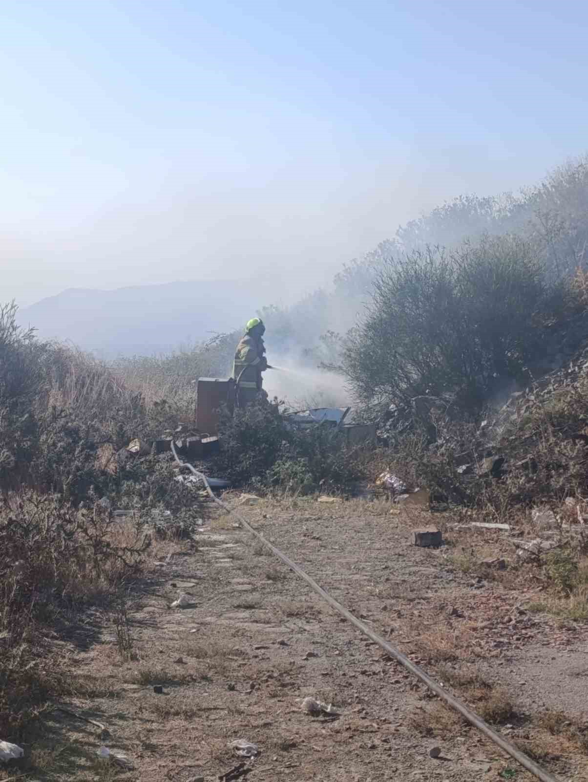 erdek-te-mezarlik-girisindeki-ot-yangini-buyumeden-sonduruldu