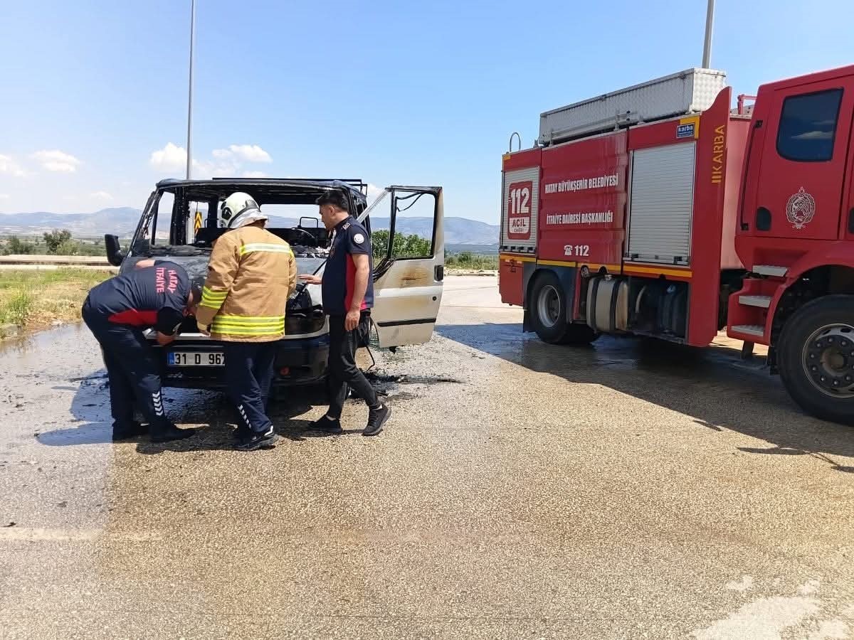 hassa-da-yanan-minibus-kullanilmaz-hale-geldi