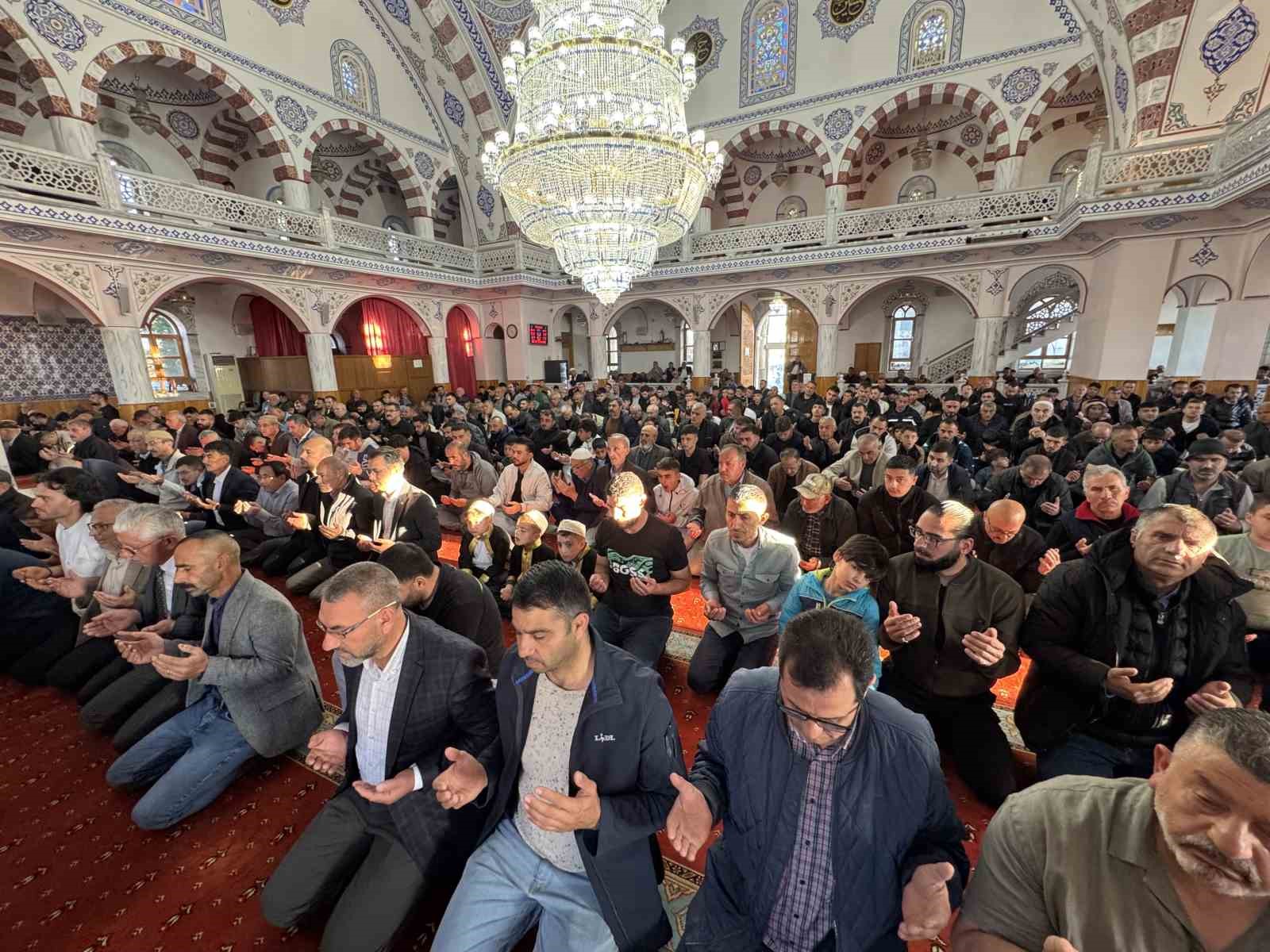 kulu-da-bayram-namazinda-camiler-doldu