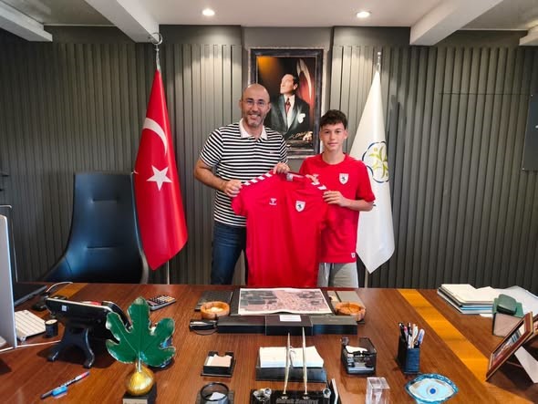 samsunspor-un-genc-oyuncusu-kuzey-den-baskan-zencirci-ye-forma-jesti