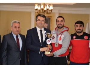 Şampiyonlar Vali Memiş’i Ziyaret Etti