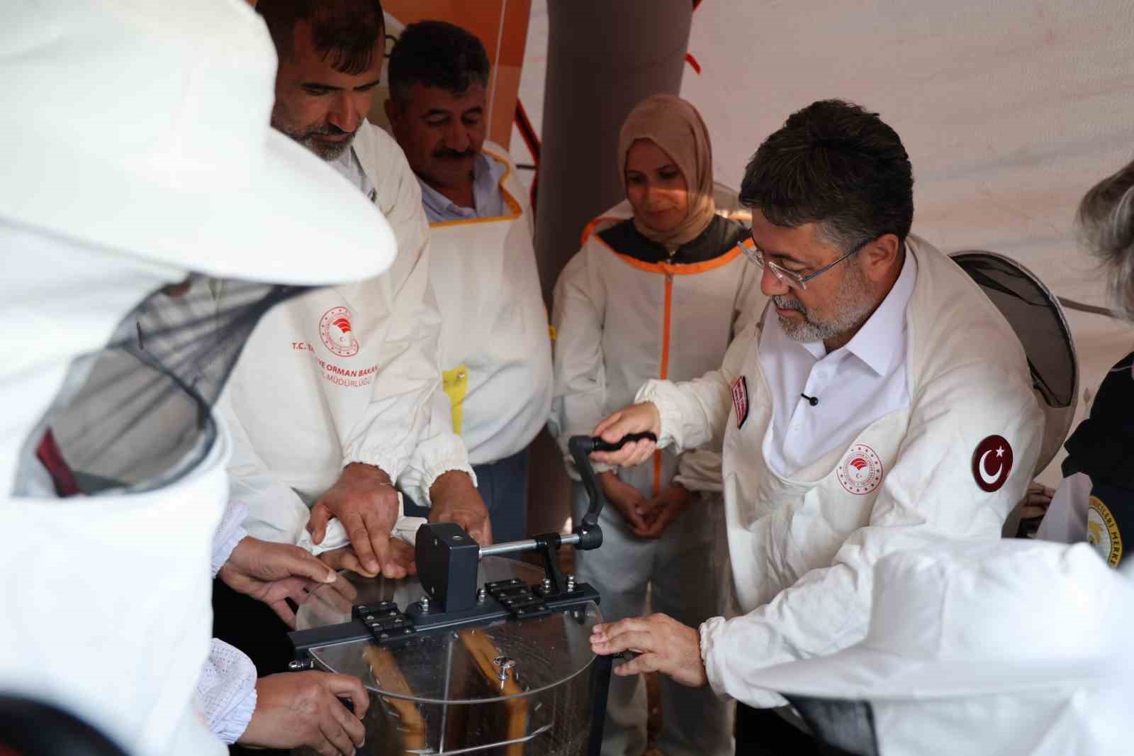 bakan-yumakli-dunyada-aricilikta-2-siradayiz