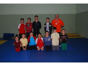 Ata Sporuna Gönül Veren Genç Güreşçiler
