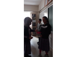 Öğrenciler Harçlıklarını Yemen’e Bağışladı