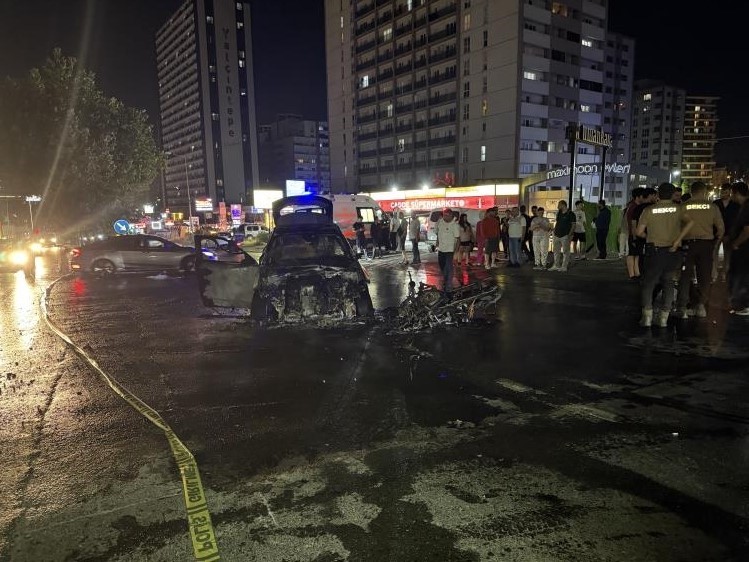 esenyurt-ta-otomobil-ile-motosiklet-carpisti-araclar-alevlere-teslim-oldu