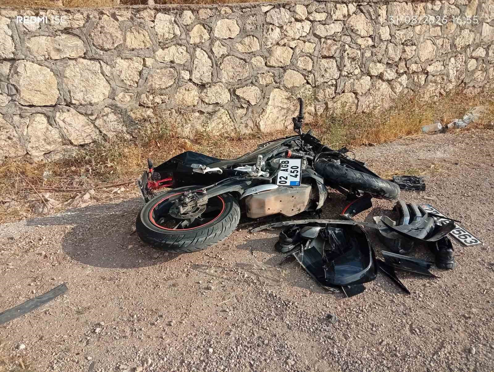 otomobille-kafa-kafaya-carpisan-motosikletin-surucusu-hayatini-kaybetti