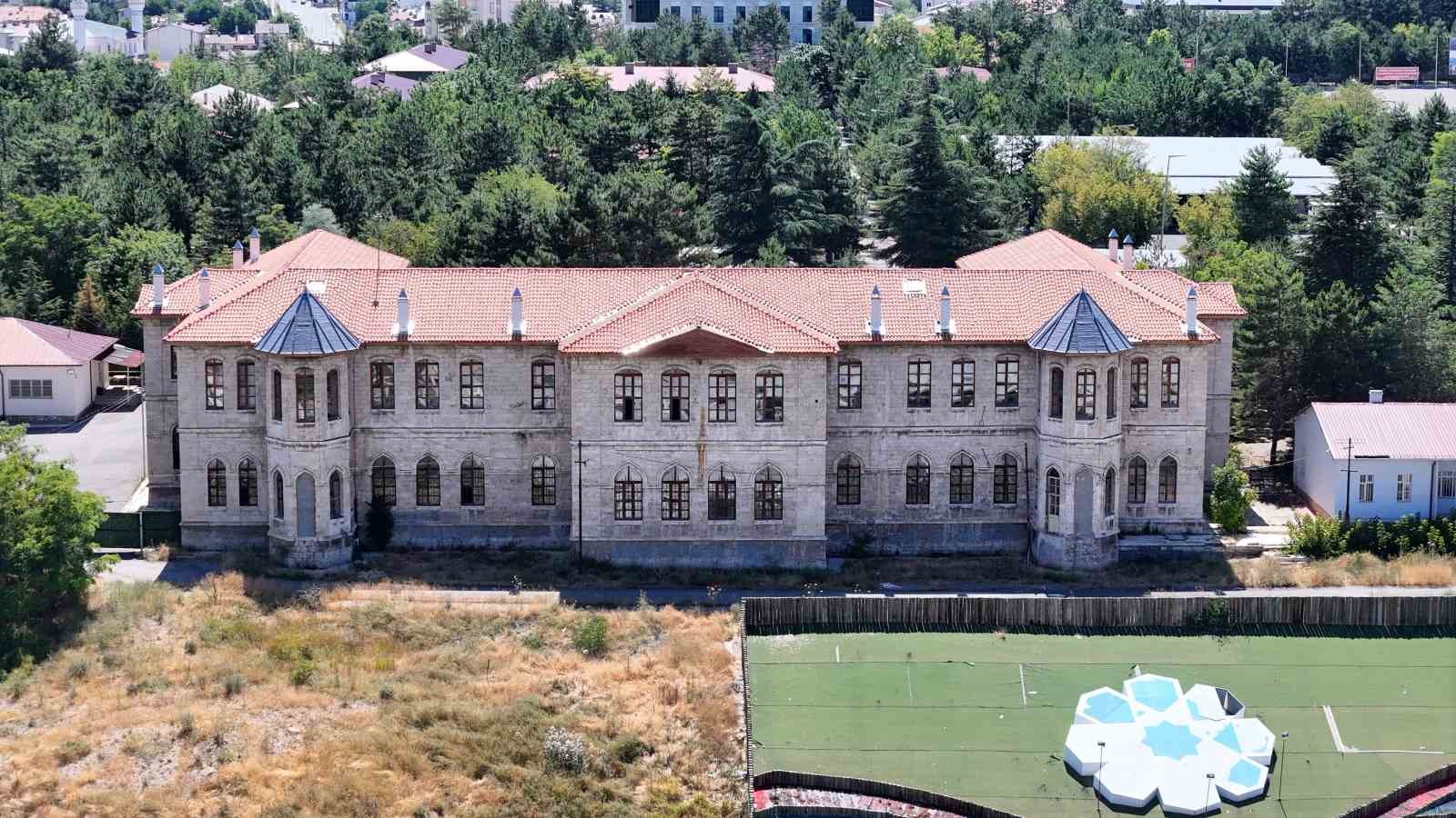 sivas-ta-1-bucuk-asirdir-kesintisiz-egitim-veren-metkep-gunumuzde-de-egitime-isik-tutuyor