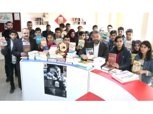 Okul Kütüphanelerine Kitap Desteği Sürüyor