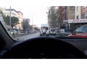 Arabaların Arasında Atletle Geri Geri Koştu