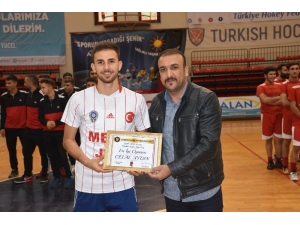 Hokey Süper Ligi En İyi Oyuncu Unvanı Yine Celal Aydın’ın Oldu