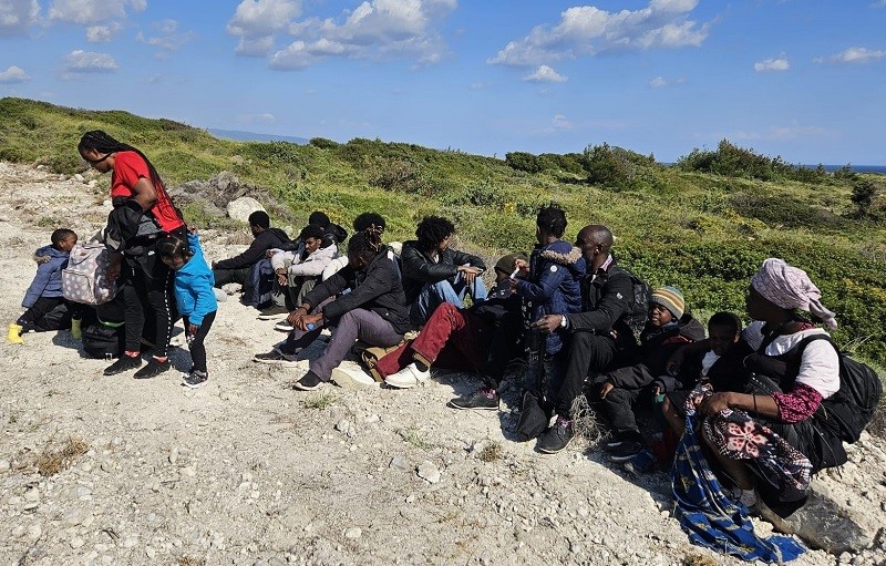 izmir-de-arizalanan-botla-denizde-suruklenen-26-duzensiz-gocmen-kurtarildi