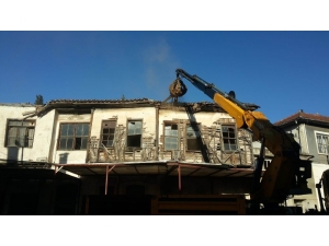 Tehlike Oluşturan Tarihi Ev Yıkıldı