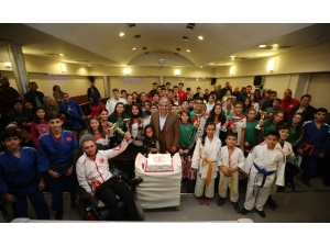 Şampiyonlardan Yeni Yıl Kutlaması