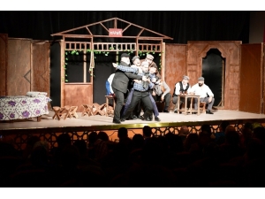 Komşu Köyün Delisi Oyunu İzleyenlerden Tam Not Aldı