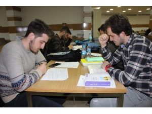 Üniversiteliler Yeni Yıla Ders Çalışarak Girdi