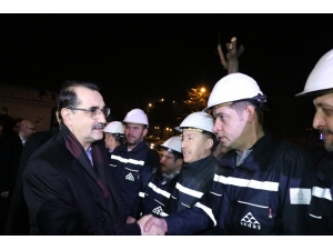 Enerji Bakanı Dönmez Yeni Yıla Elektrik Ve Doğalgaz Çalışanlarıyla Girdi