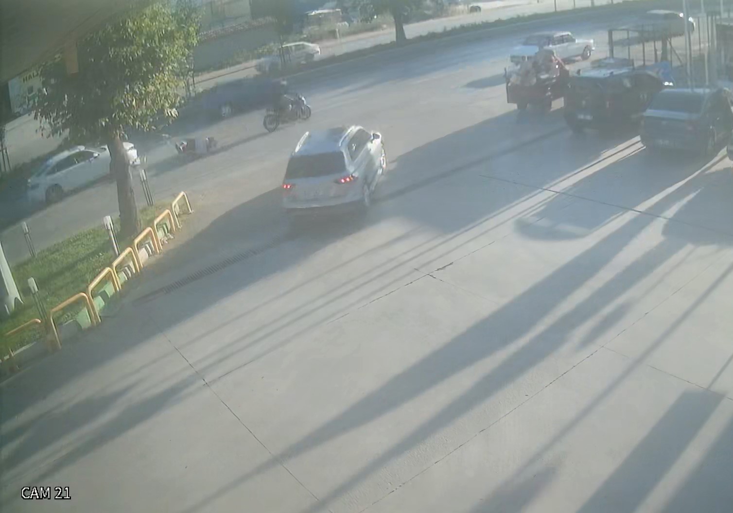 direksiyon-hakimiyetini-kaybeden-motosiklet-otomobile-carpti