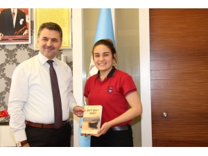 Harçlıkları İle 4 Kitap Bastırabilen Öğrenciye Milli Eğitimden Destek
