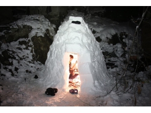 İki Kafadar İgloo Yaptılar