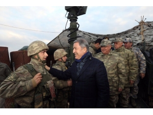 Bakan Akar Ve Kuvvet Komutanları Yılın Son Gününde Suriye Sınırını Ziyaret Etti