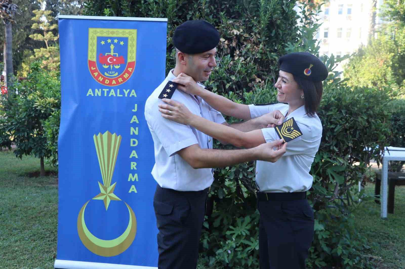 jandarma-ciftin-evlilik-yildonumunde-rutbe-terfi-gururu