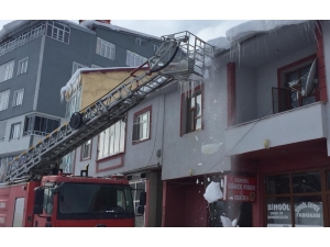 Tehlike Oluşturan Buz Sarkıtları İtfaiye İle Temizlendi