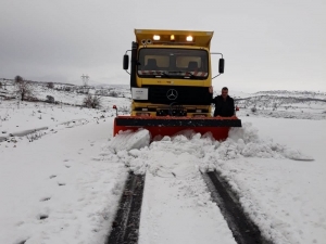 Siverek’te Karla Kapanan Yollar İş Makineleriyle Açıldı